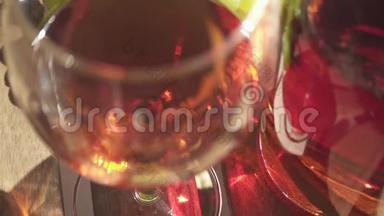 照相机在有葡萄酒和葡萄的桌子上缓慢移动